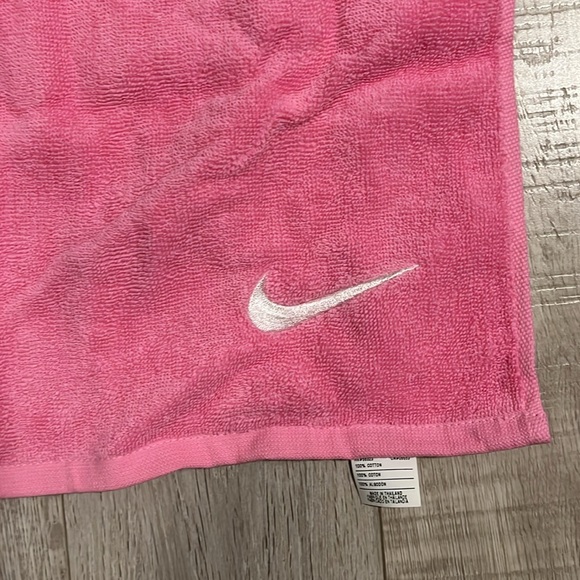 Nike Gift Set- Butterfly Sandals & Towel - Picture 14 of 16